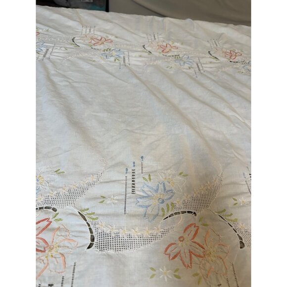 VTG Tablecloth Floral Embroidery Cutwork Scalloped Edges 130 x 65 Cottage Read - Picture 5 of 9
